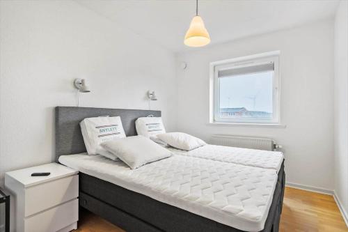 En eller flere senge i et værelse på 891-Hvide-Sande-Bredgade-1-nr-1