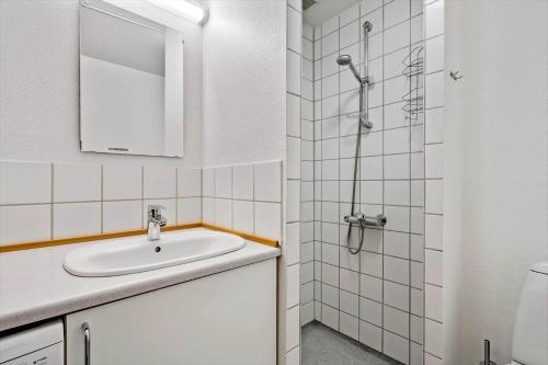 Et badeværelse på 891-Hvide-Sande-Bredgade-1-nr-1