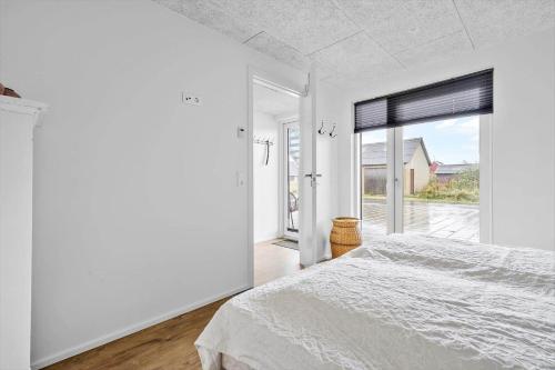 En eller flere senge i et værelse på 9926-Hvide-Sande-Langsand-125-stuen