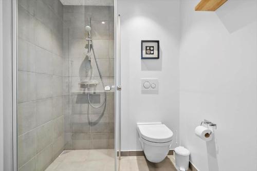 Et badeværelse på 9926-Hvide-Sande-Langsand-125-stuen