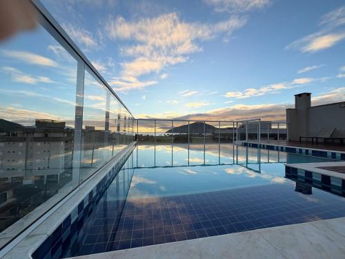 Bazén v ubytování Ubatuba Encantador nebo v jeho okolí