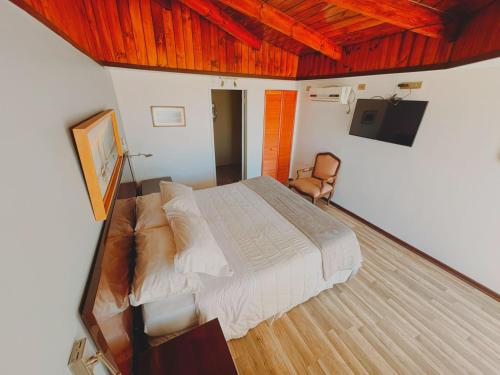 En eller flere senge i et værelse på Hotel Puerto Mayor