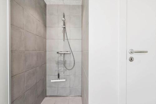een douche met een douchekop in een badkamer bij 947-Hvide-Sande-Langsand-228 in Hvide Sande