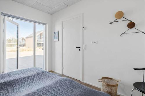 En eller flere senge i et værelse på 904-Hvide-Sande-Langsand-82-stuen