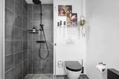 Phòng tắm tại 9938-Hvide-Sande-Langsand-127-1-sal-lejl-1