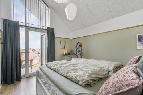 Giường trong phòng chung tại 9938-Hvide-Sande-Langsand-127-1-sal-lejl-1