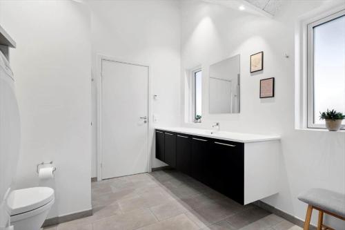 Et badeværelse på 906-Hvide-Sande-Langsand-116-1-sal