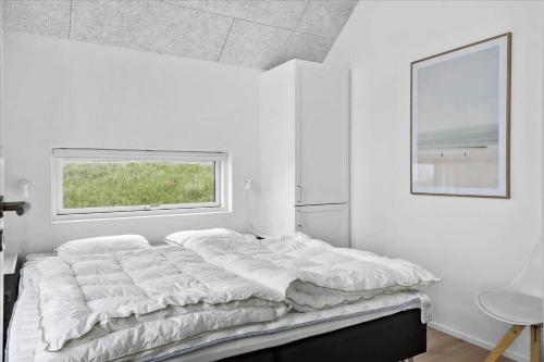 En eller flere senge i et værelse på 913-Hvide-Sande-Langsand-198-1-sal