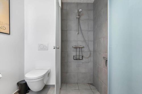 une salle de bain avec toilettes et douche dans l'établissement 917-Hvide-Sande-Langsand-176-stuen, à Hvide Sande