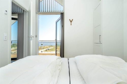 En eller flere senge i et værelse på 902-Hvide-Sande-Langsand-98-1-sal