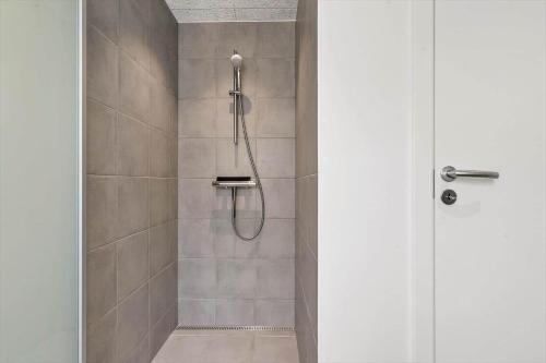 une douche avec une porte vitrée à côté d'une douche dans l'établissement 943-Hvide-Sande-Langsand-165, à Hvide Sande