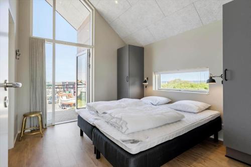 En eller flere senge i et værelse på 920-Hvide-Sande-Langsand-115-1