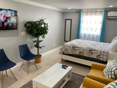 een slaapkamer met een bed, een tafel en stoelen bij sunset cottage in West Palm Beach