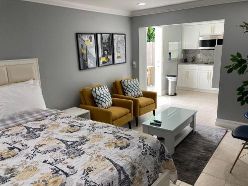 een slaapkamer met een bed en een woonkamer bij sunset cottage in West Palm Beach