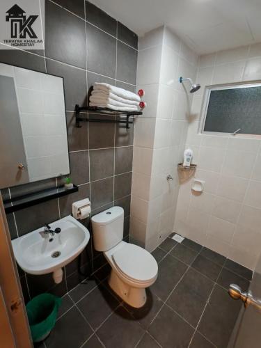 Et badeværelse på Teratak khailaa homestay puncak alam