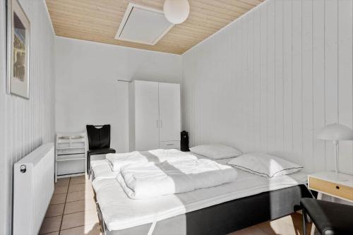 En eller flere senge i et værelse på S748-Stroby-Ladeplads-Alkevej-8