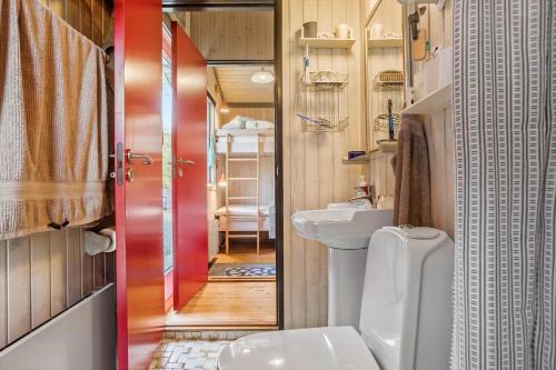 een badkamer met toilet en wastafel bij 8159-Praesto-Vagtelvej-8 in Præstø