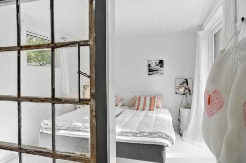 een slaapkamer met een bed en een raam bij 2029-Stege-Telefonstien-41 in Stege