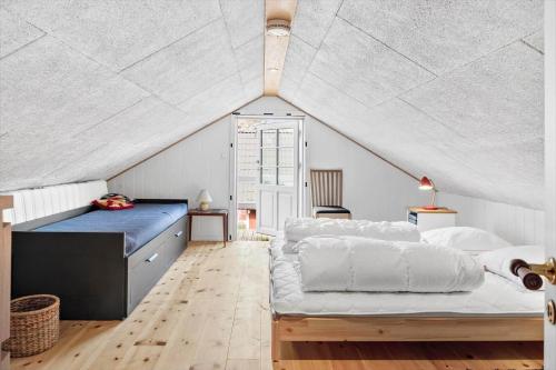 een slaapkamer met 2 bedden op een zolder bij 2315-Stege-Kongens-Enge-15 in Stege