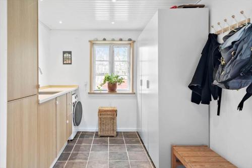 een kleine keuken met een koelkast en een raam bij 2315-Stege-Kongens-Enge-15 in Stege