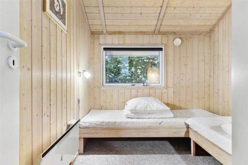En eller flere senge i et værelse på 3306-Stege-Bunden-7