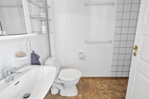 Et badeværelse på 4109-Borre-Klintholm-Havneby-9