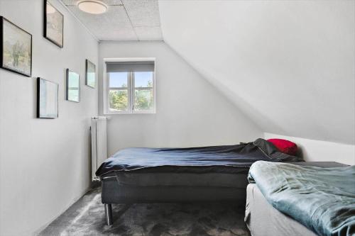 een slaapkamer met een bed in een witte muur bij 4231-Stege-Nymarksvej-21 in Stege