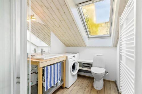 un bagno con lavandino e lavatrice di 4264-Stege-Storegade-64-Baghuset a Stege