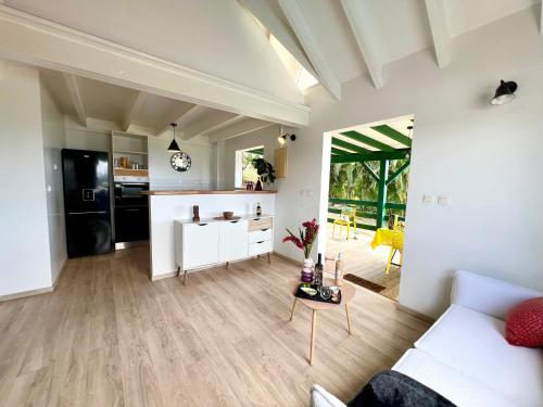 ein Wohnzimmer mit Sofa und eine Küche in der Unterkunft Villa with pool and panoramic view in Rivière-Pilote