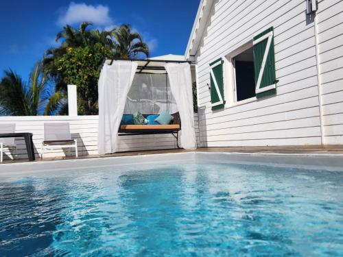 ein Haus mit Pool neben einem Haus in der Unterkunft Villa with pool and panoramic view in Rivière-Pilote