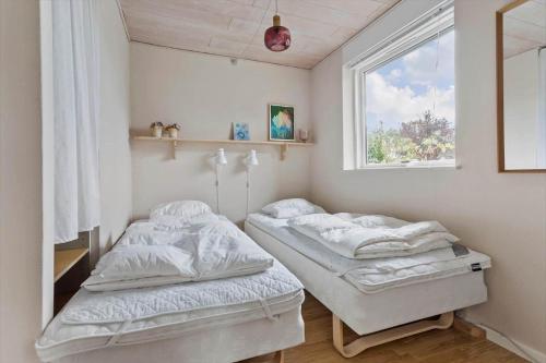 Postel nebo postele na pokoji v ubytování R950-Rodvig-Stevns-Strandlaugsvej-15-a