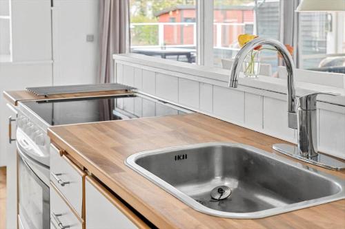 una cucina con un lavello e un piano di lavoro di 8214-Lundby-Timianvej-3 a Lundby