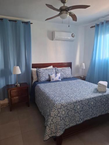 Postel nebo postele na pokoji v ubytování Residencial Palmas De Gurabo