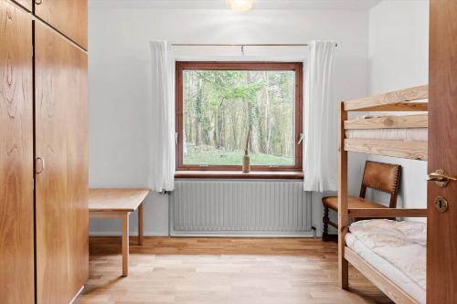 een slaapkamer met een raam, een bureau en een stapelbed bij 4062-Borre-Klintevej-462 in Borre