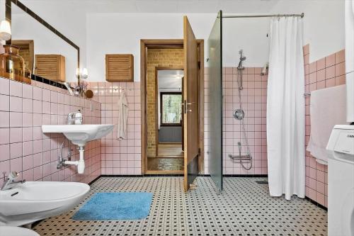 een roze badkamer met een wastafel en een douche bij 4062-Borre-Klintevej-462 in Borre