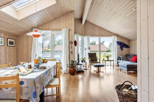 un soggiorno con un tavolo e un divano di 1054-Stege-Ternevej-14 a Stege