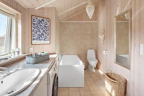 een badkamer met een wastafel en een toilet bij 3307-Stege-Maegleren-7 in Stege