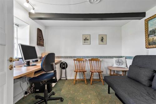 een kamer met een bureau met een computer en 2 stoelen bij FA004-Faxe-Ladeplads-Brandskov-4 in Fakse Ladeplads