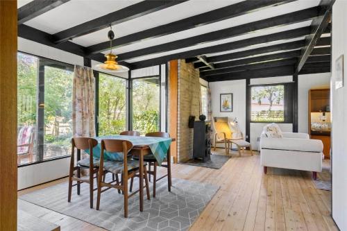 une salle à manger avec une table et quelques chaises dans l'établissement FA011-Faxe-Ternevej-2, à Faxe