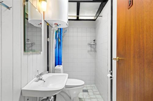 une salle de bain avec des toilettes blanches et un lavabo dans l'établissement FA011-Faxe-Ternevej-2, à Faxe