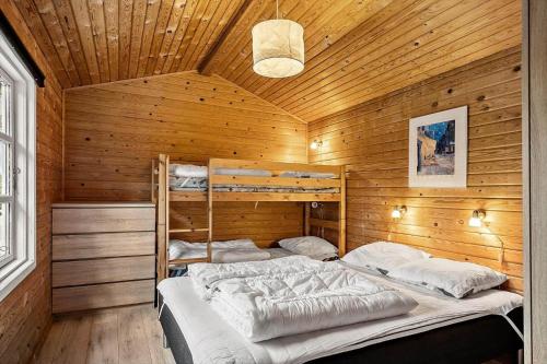 una camera con 2 letti a castello in una cabina di legno di 3032-Stege-Ankeret-4 a Stege