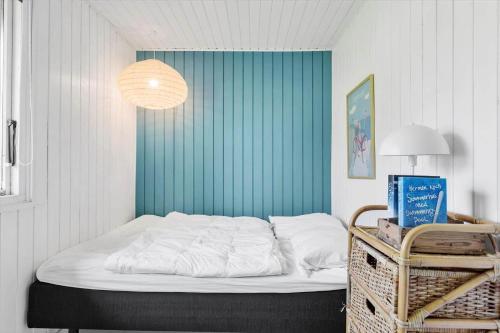 een bed in een kamer met een groene muur bij 3047-Stege-Paelen-1 in Stege
