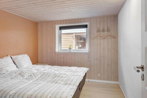een slaapkamer met een bed en een raam bij 3044-Stege-Paelen-24 in Stege