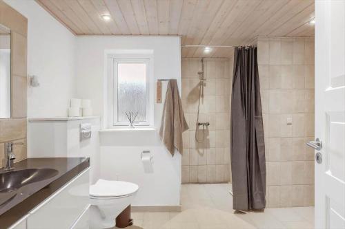 een badkamer met een toilet, een wastafel en een douche bij 3044-Stege-Paelen-24 in Stege