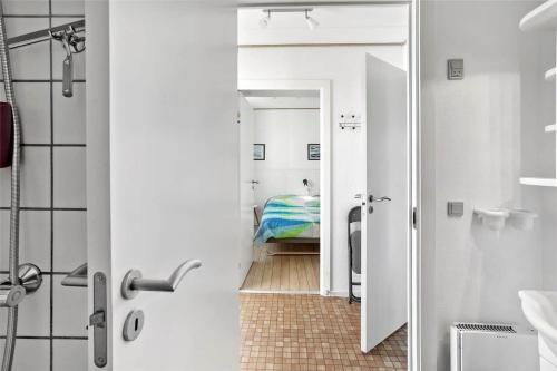 ein Bad mit einer Tür, die zu einem Schlafzimmer führt in der Unterkunft 4106 Borre - Klintholm Havneby 6 in Borre