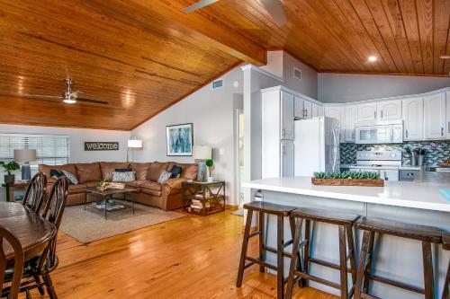 een keuken en woonkamer met een bank en een tafel bij Riverfront Getaway On Guadalupe River in New Braunfels