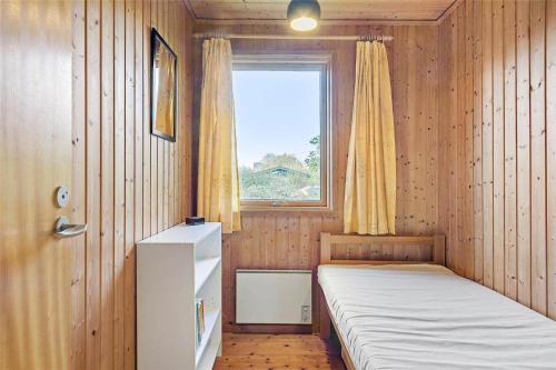 una piccola stanza con due letti e una finestra di 3037-Stege-Forgarden-24 a Stege