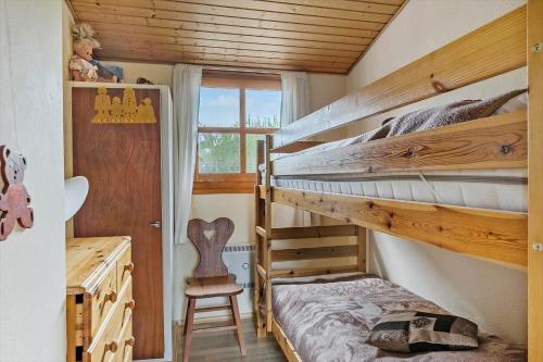 een slaapkamer met twee stapelbedden en een bureau bij 3053-Stege-Tjaeregryden-25 in Stege