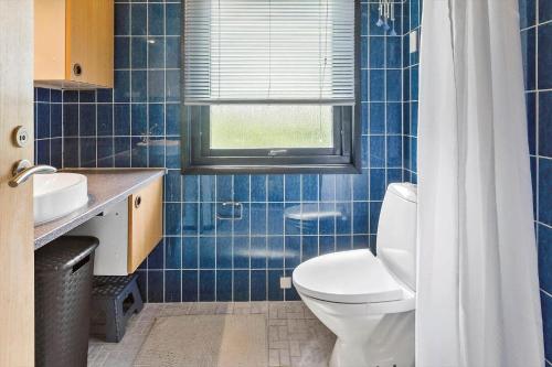 Koupelna v ubytování 7041-Bogo-By-Tarnbakken-21