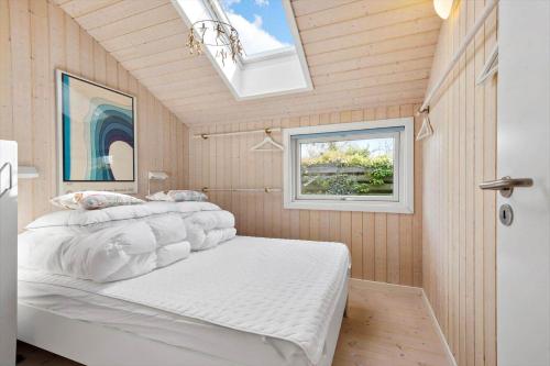 En eller flere senge i et værelse på R956-Rodvig-Laerkevej-8